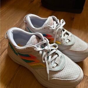 Bondi L Embroidery (Size 10.5)